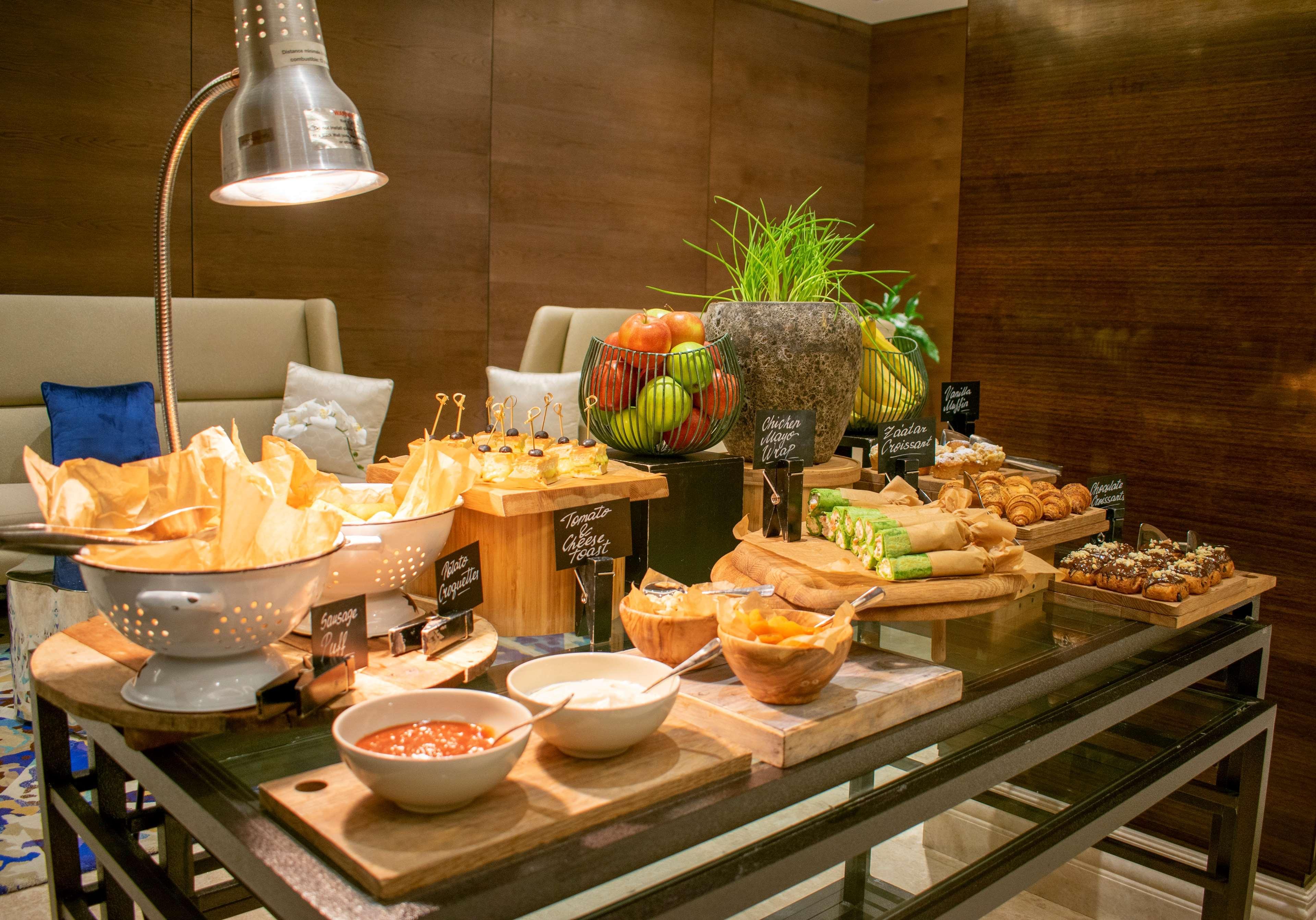 Radisson Blu Hotel, Ajman Exterior foto A buffet at a hotel