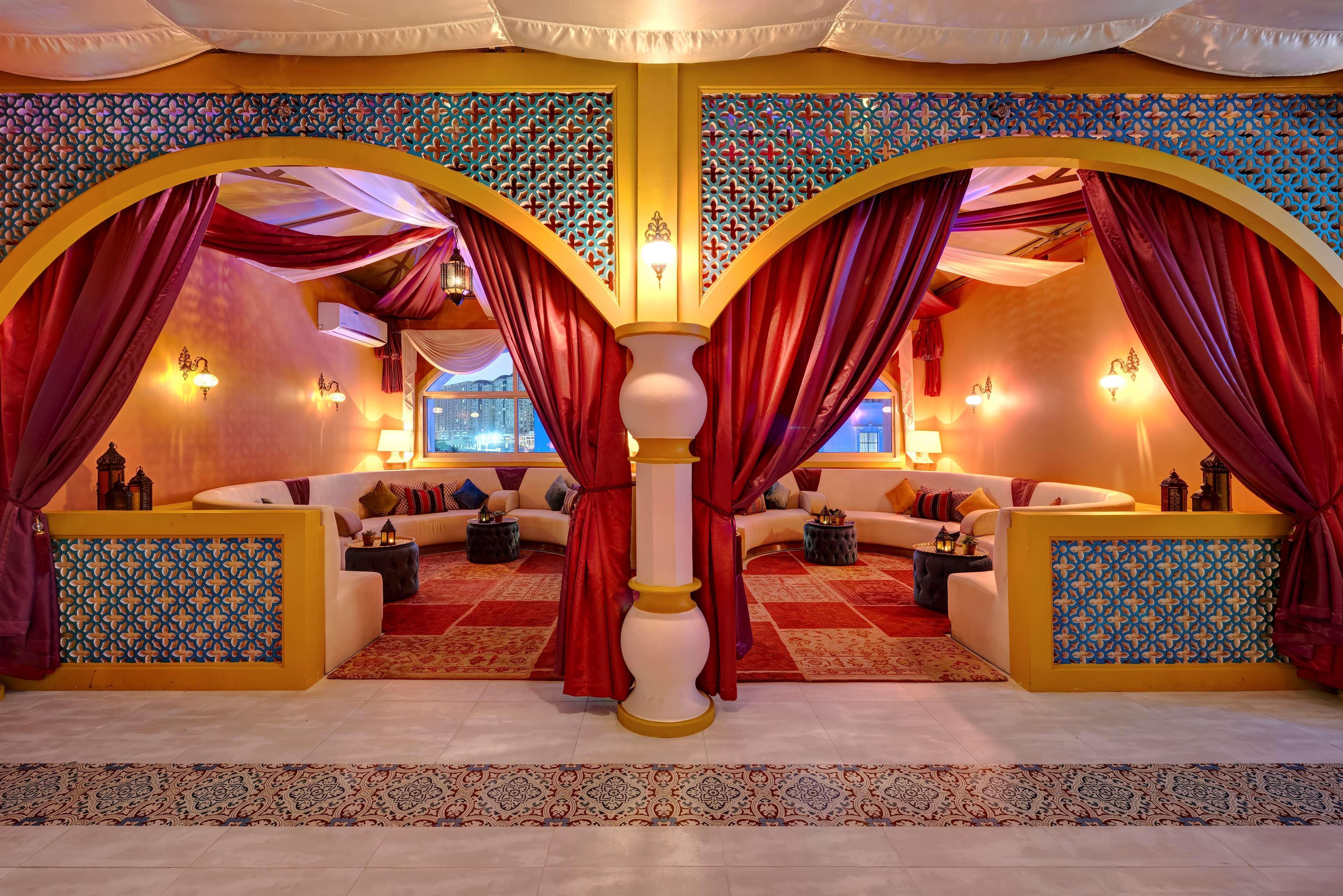Radisson Blu Hotel, Ajman Exterior foto The Majlis Al Arab