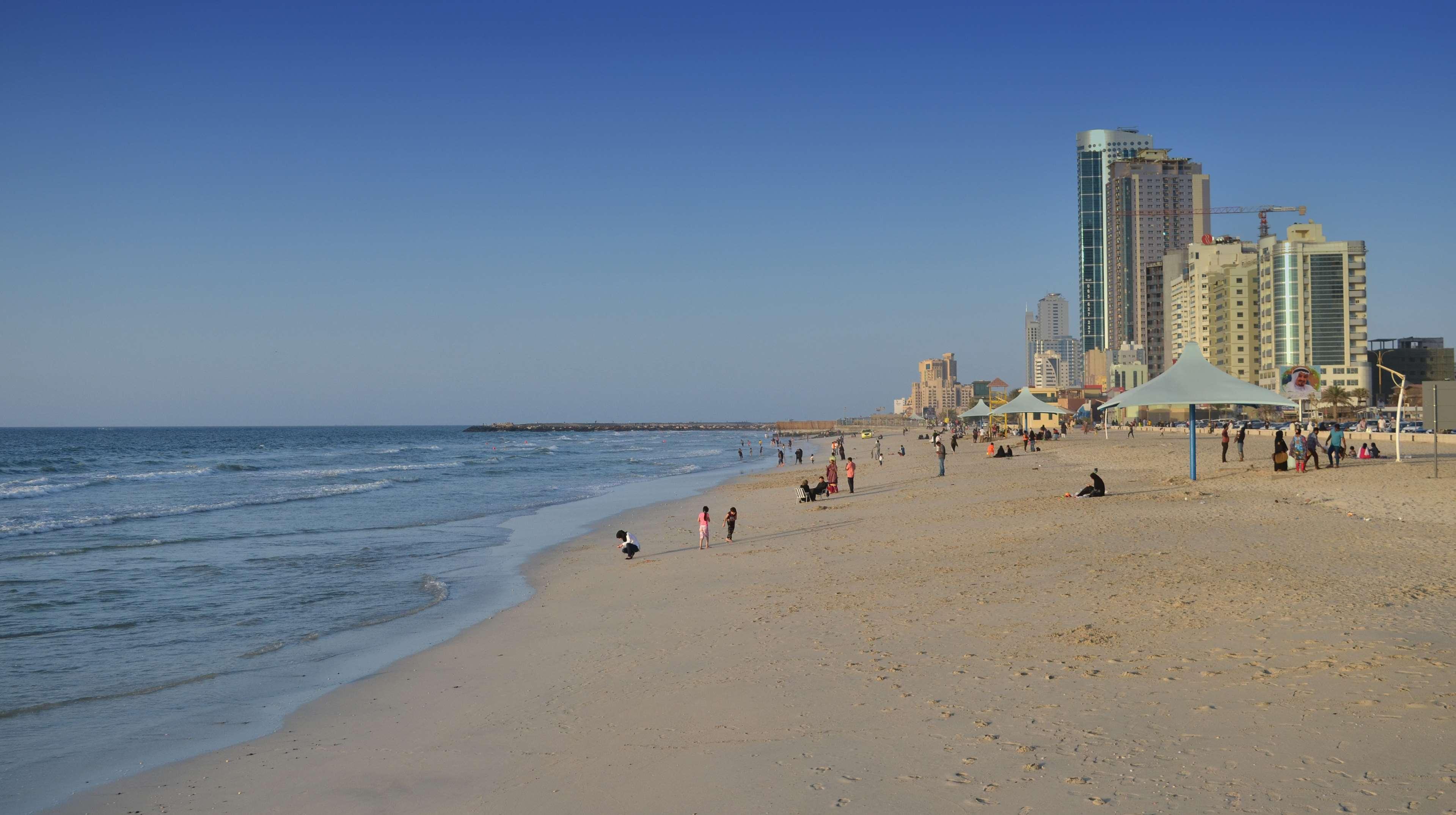 Radisson Blu Hotel, Ajman Exterior foto The beach of Rehovot