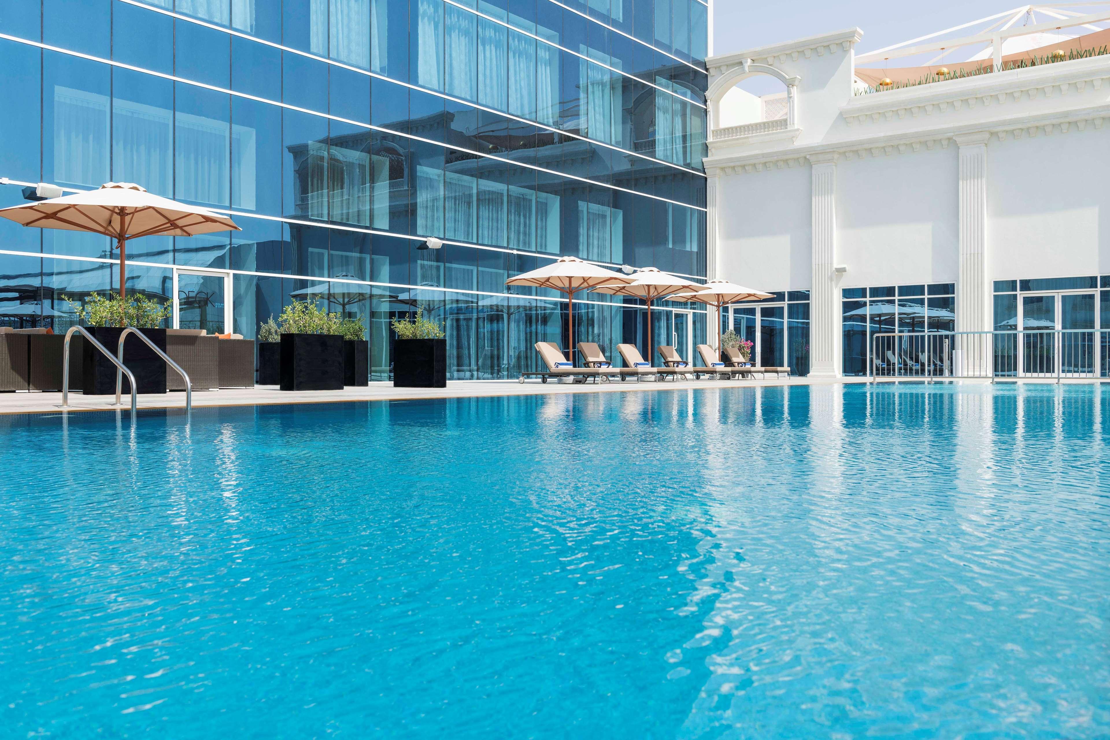 Radisson Blu Hotel, Ajman Exterior foto The swimming pool at the hotel