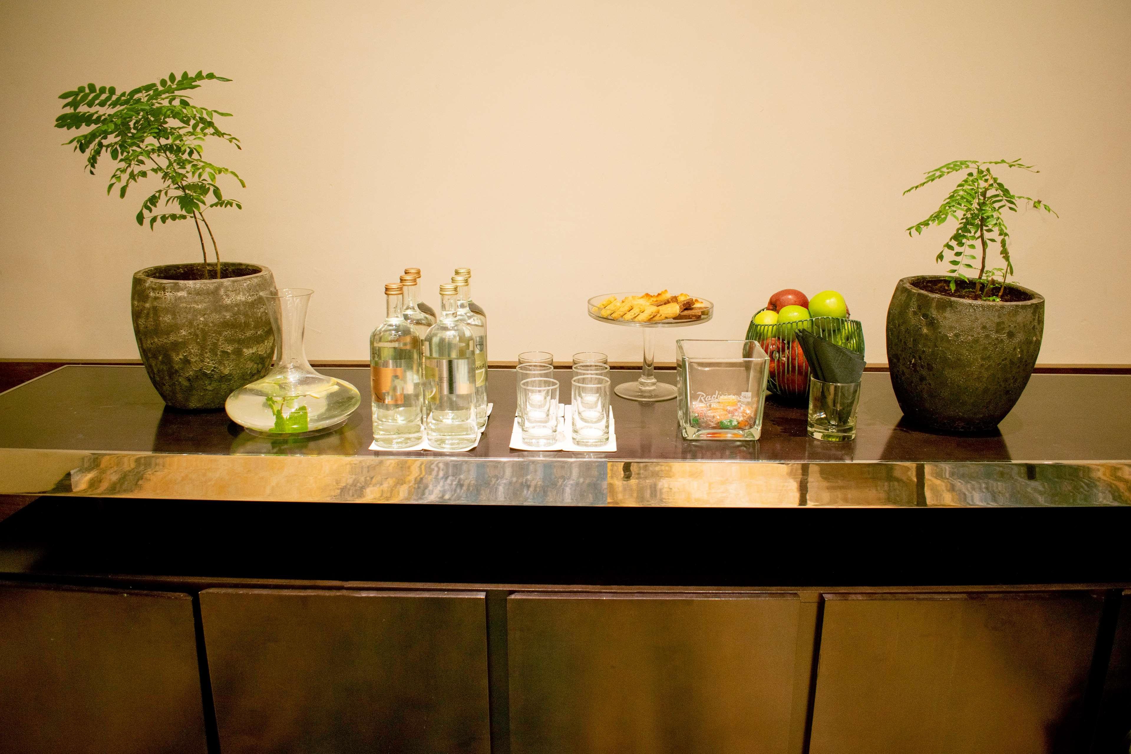 Radisson Blu Hotel, Ajman Exterior foto A wet bar in a hotel