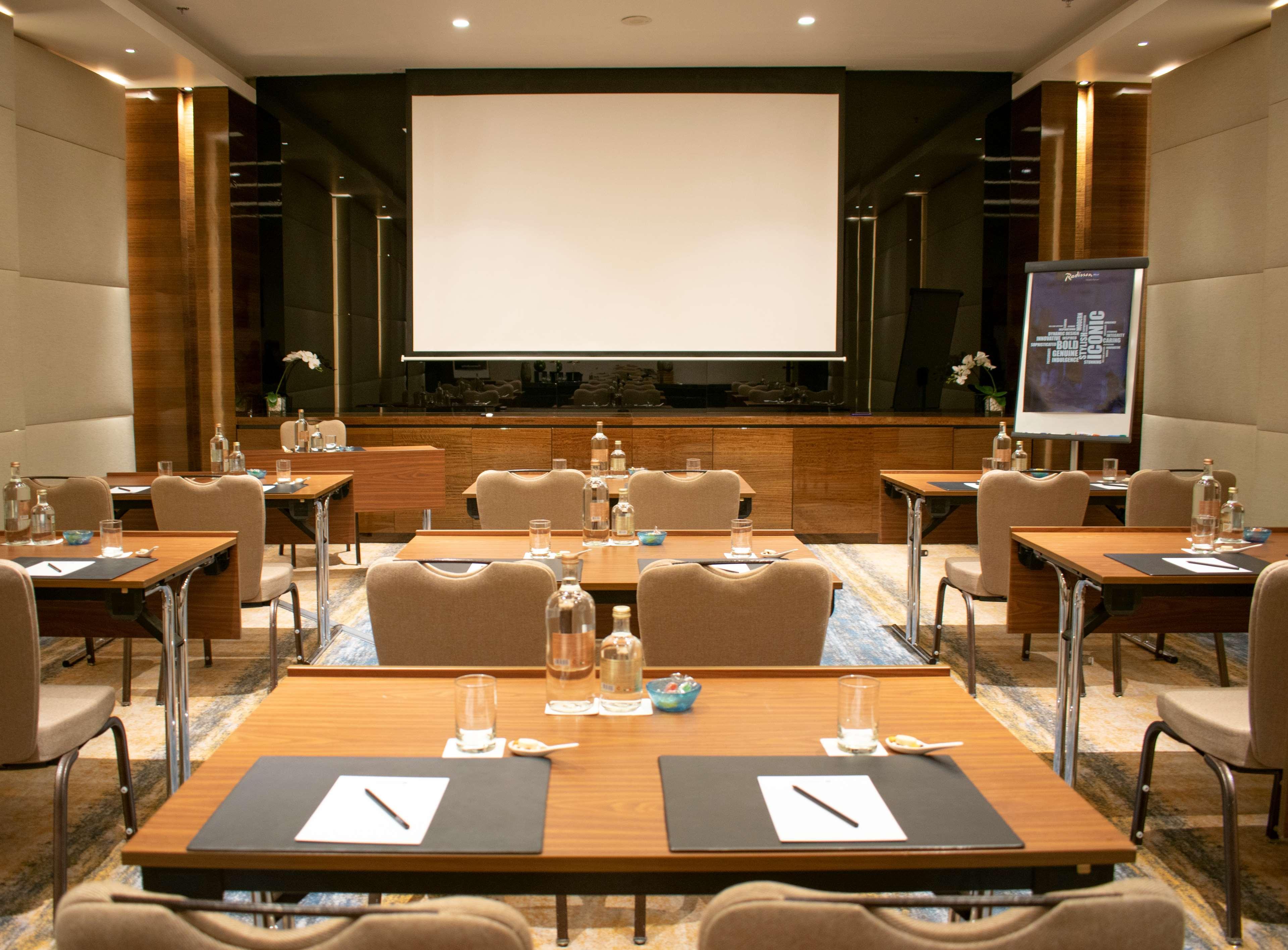 Radisson Blu Hotel, Ajman Exterior foto Meeting room