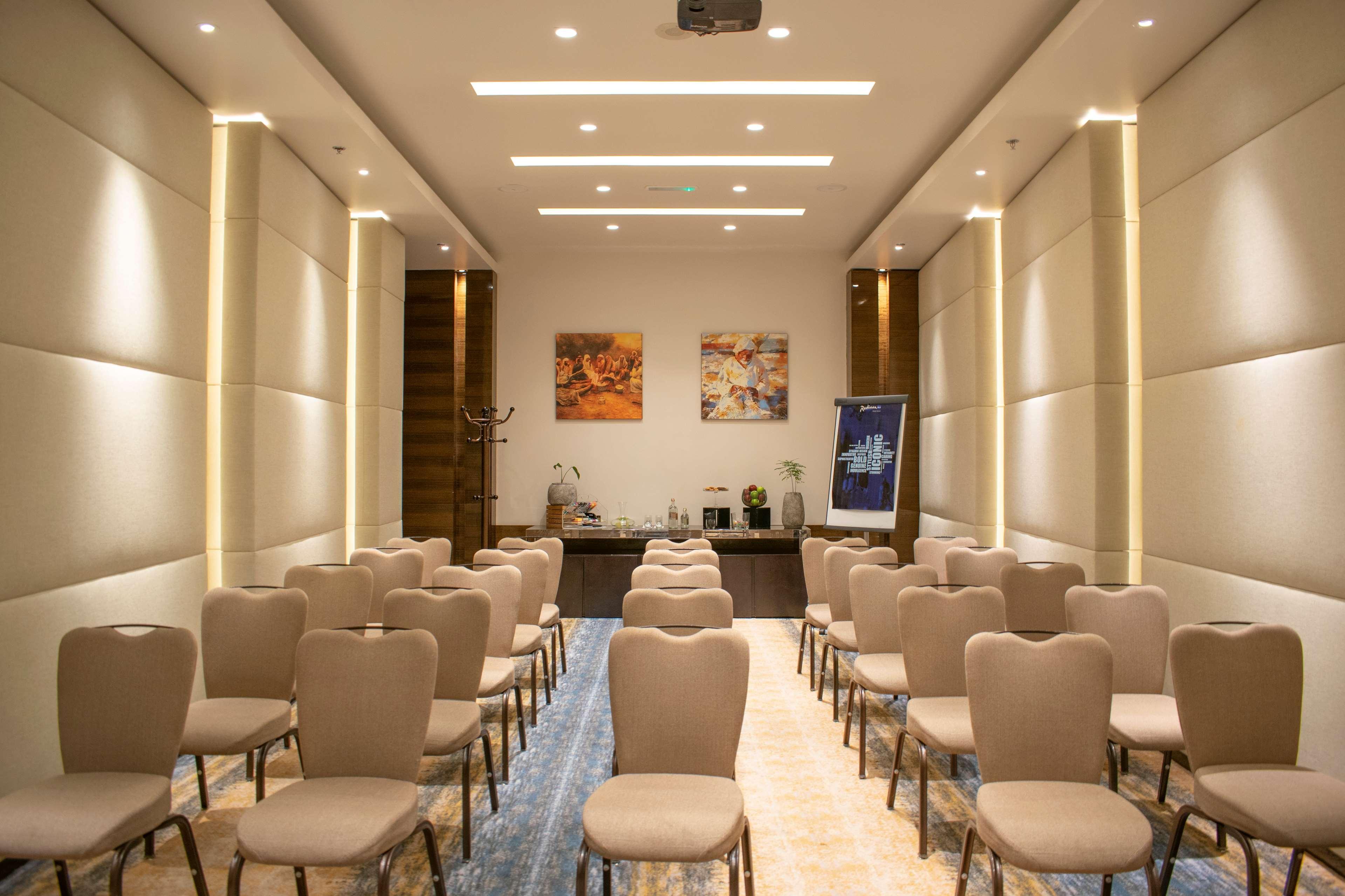 Radisson Blu Hotel, Ajman Exterior foto Meeting room