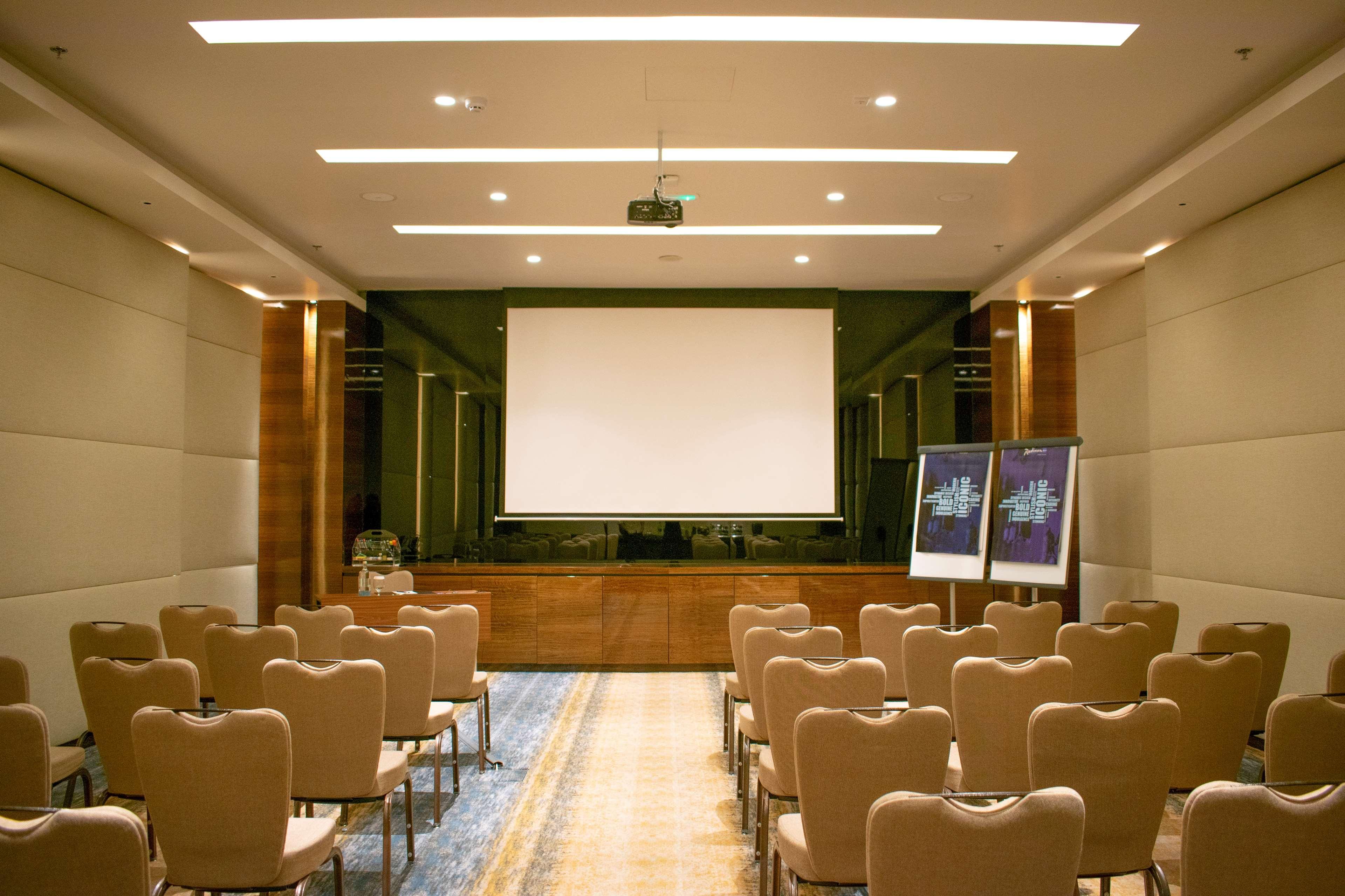 Radisson Blu Hotel, Ajman Exterior foto A typical meeting room