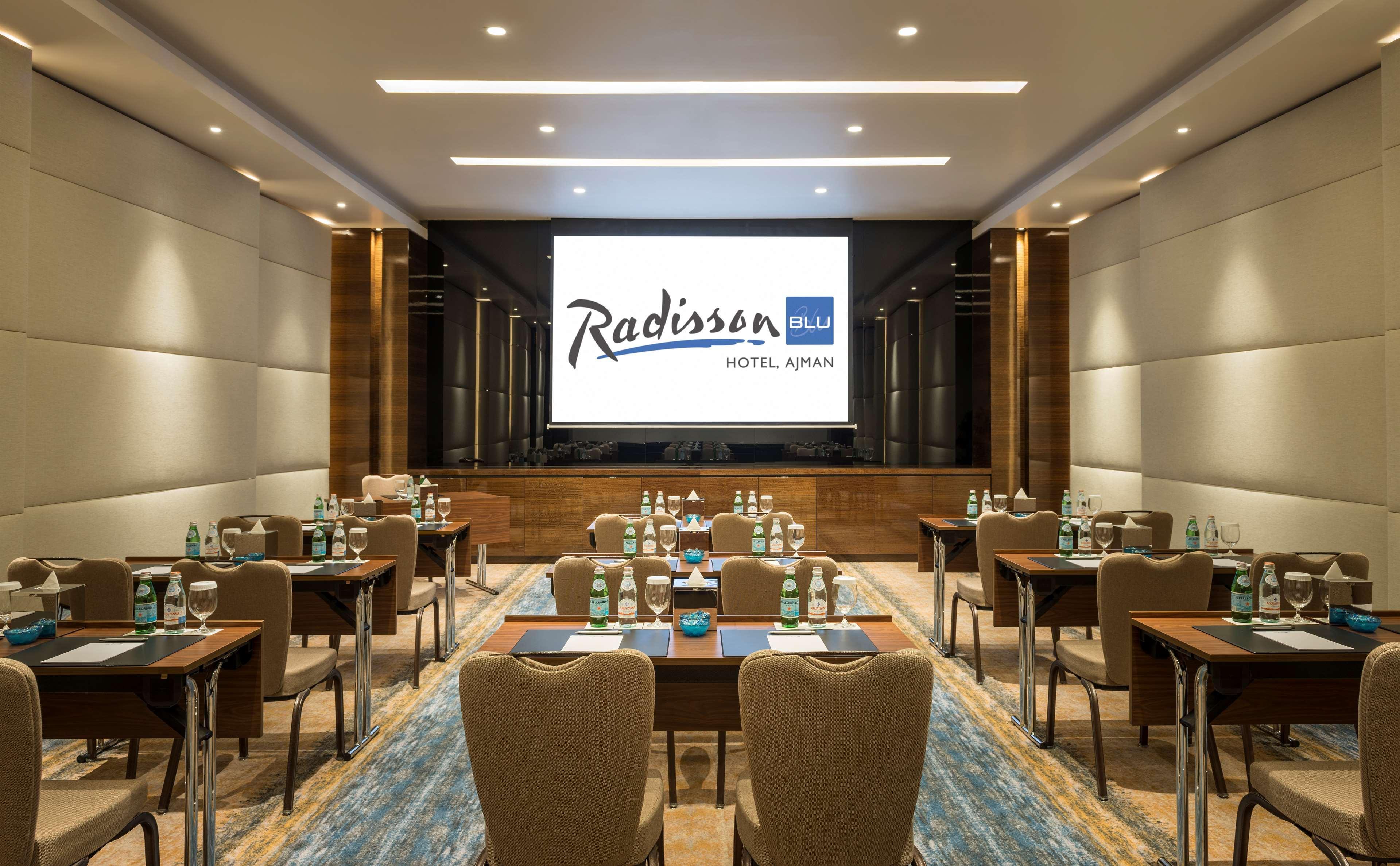 Radisson Blu Hotel, Ajman Exterior foto A meeting room at Radisson Blu Ajman