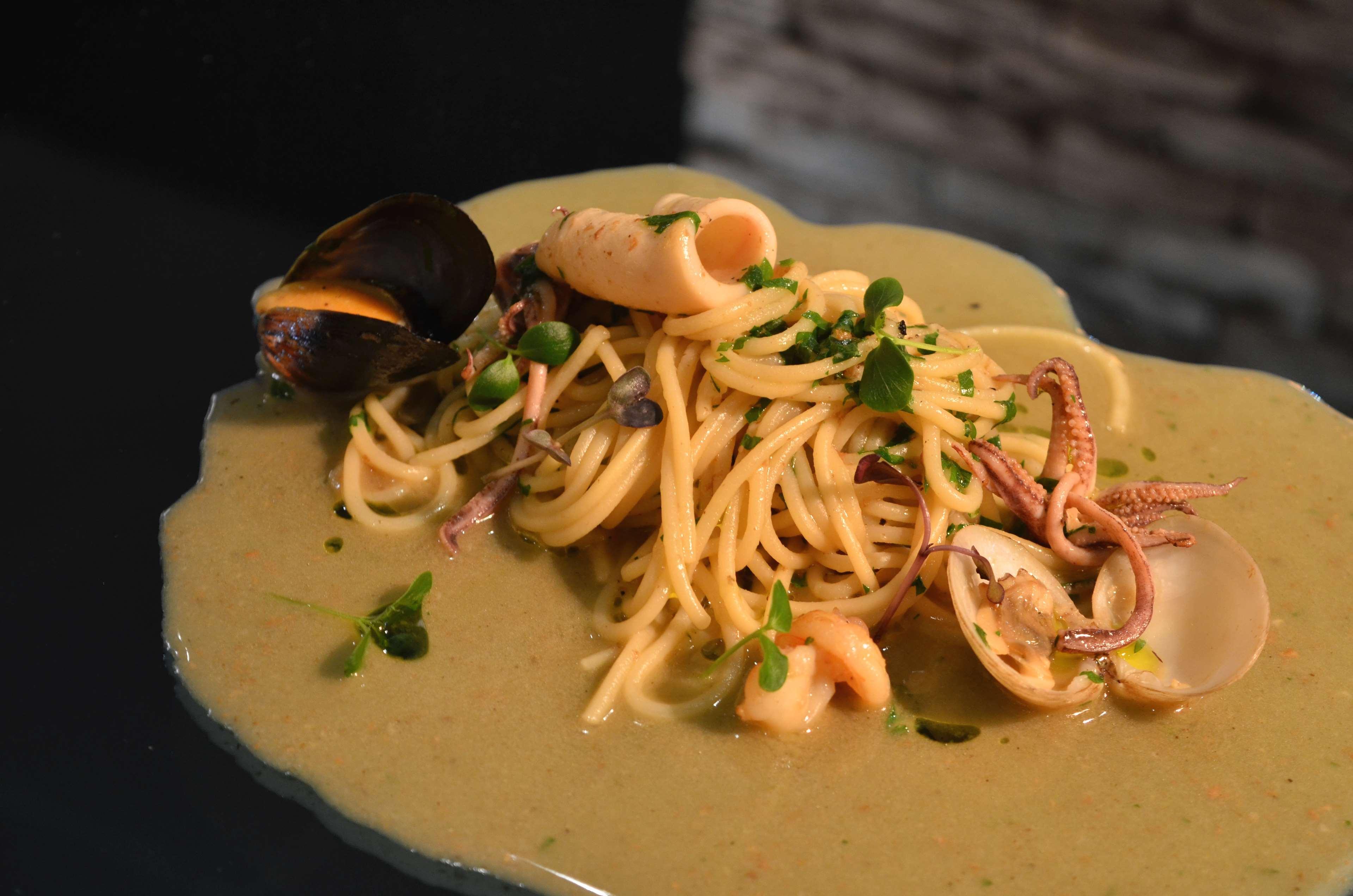 Radisson Blu Hotel, Ajman Exterior foto Spaghetti alla vodka