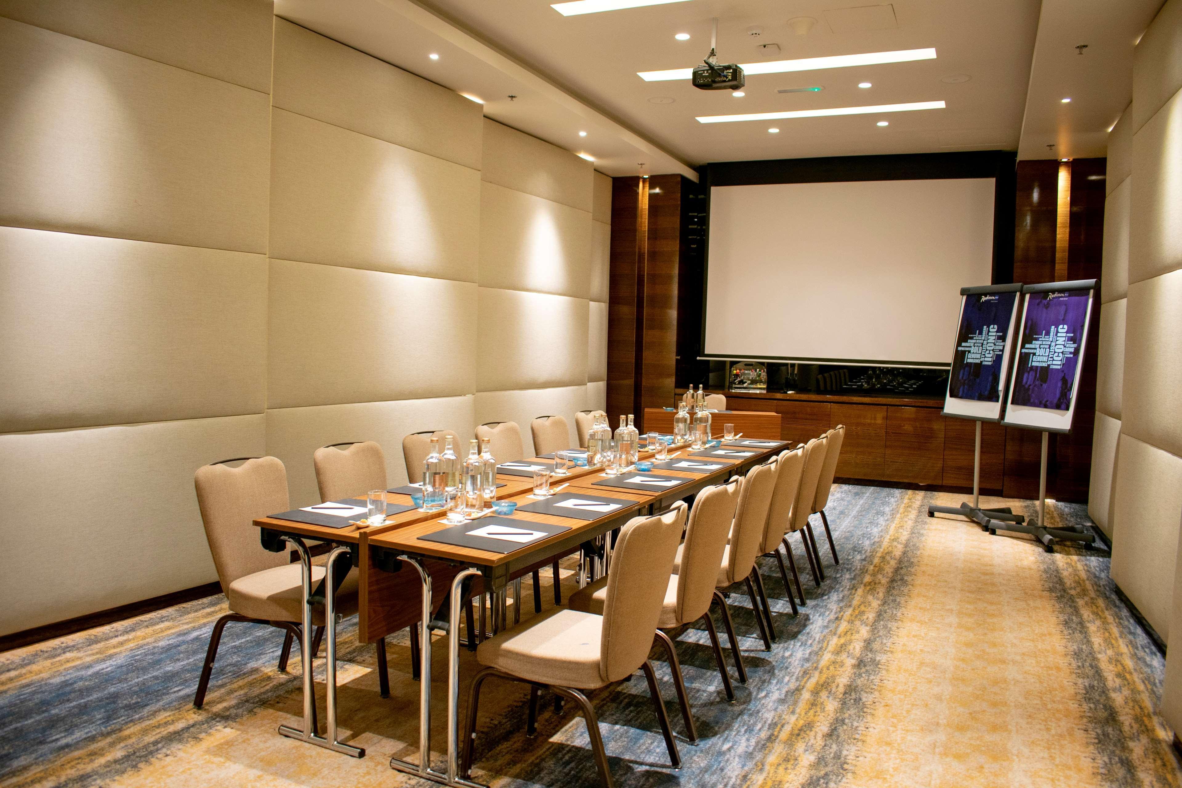 Radisson Blu Hotel, Ajman Exterior foto Meeting room