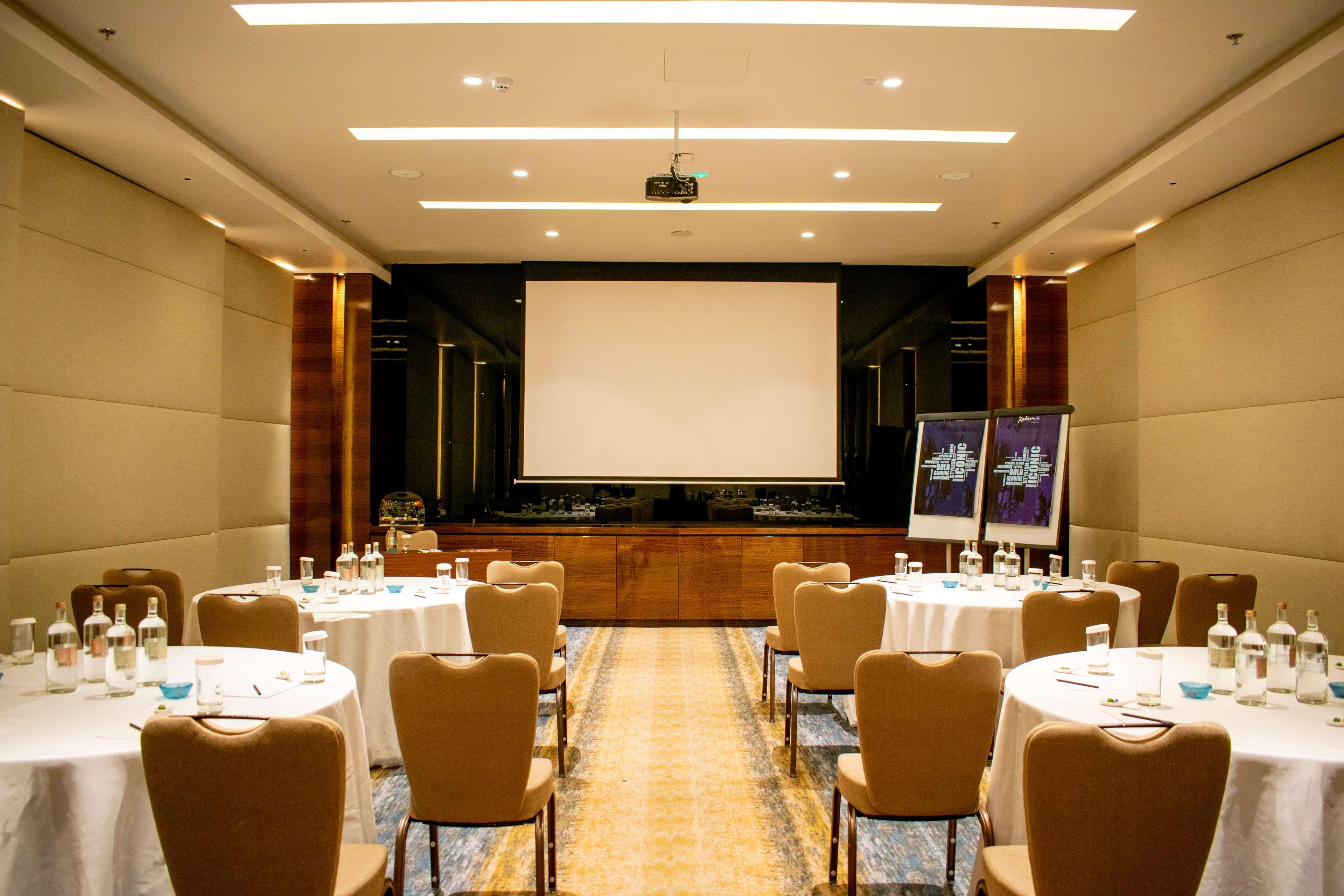 Radisson Blu Hotel, Ajman Exterior foto Meeting room