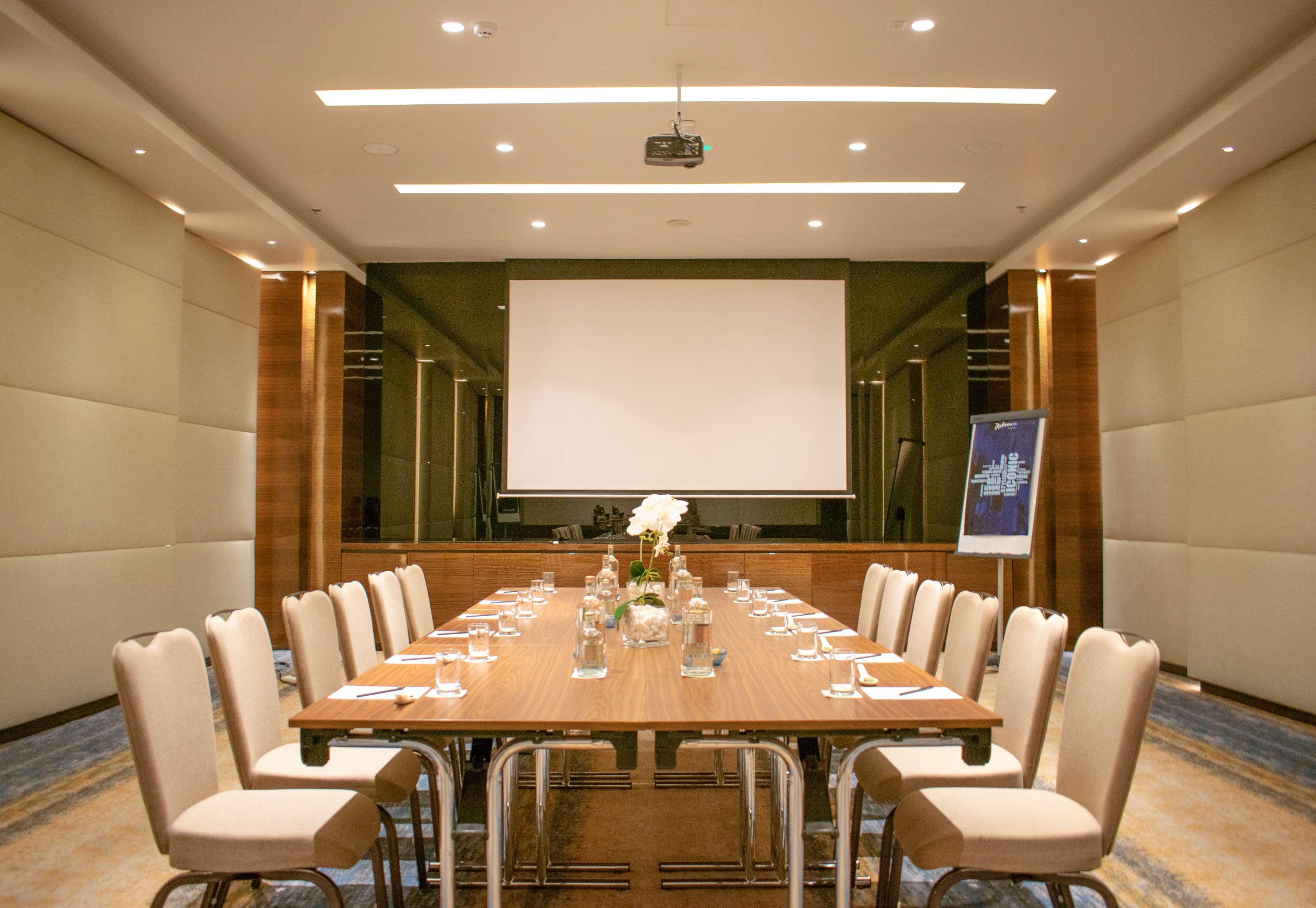Radisson Blu Hotel, Ajman Exterior foto Meeting room