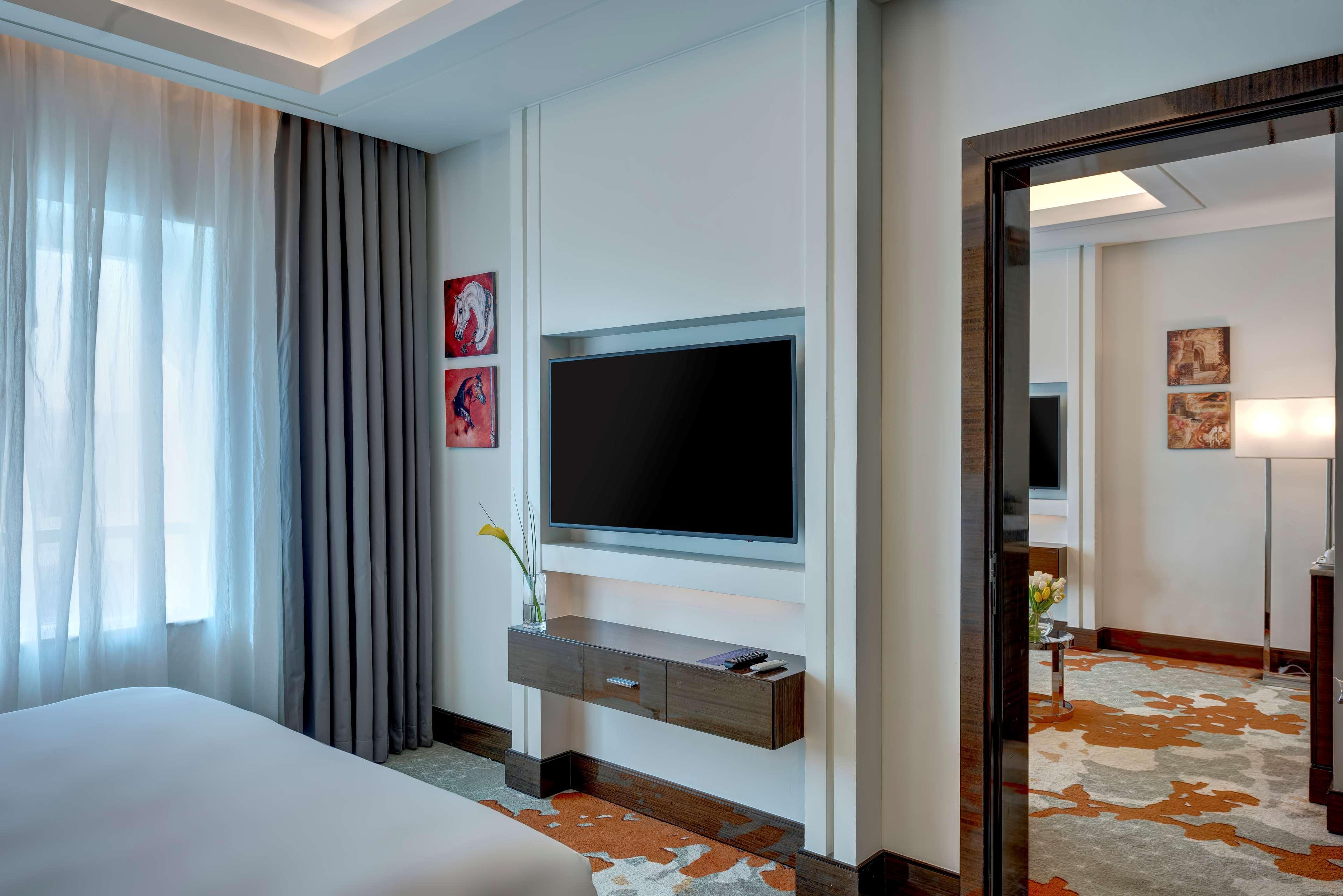 Radisson Blu Hotel, Ajman Exterior foto A bedroom at the hotel