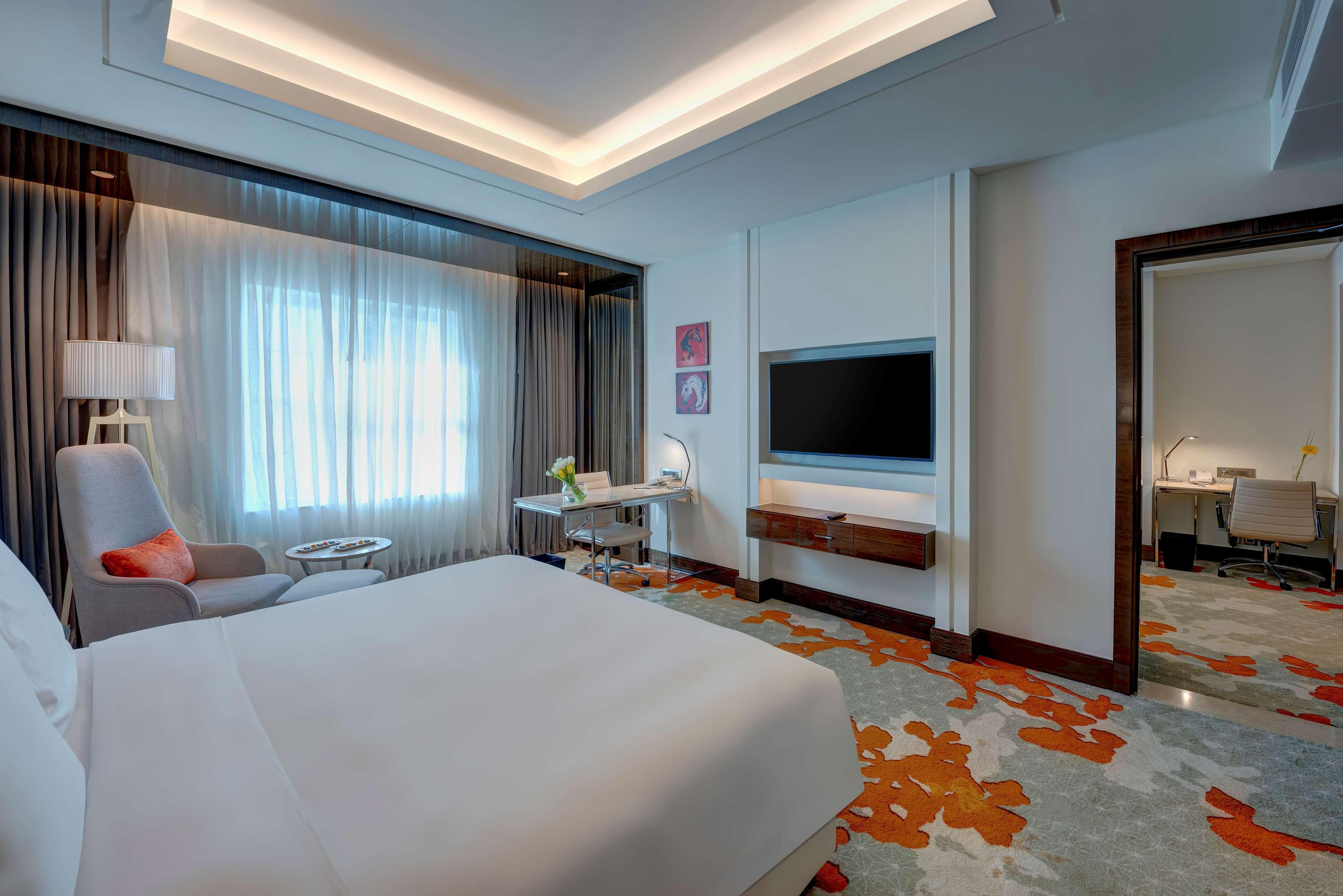 Radisson Blu Hotel, Ajman Exterior foto A bedroom at the hotel