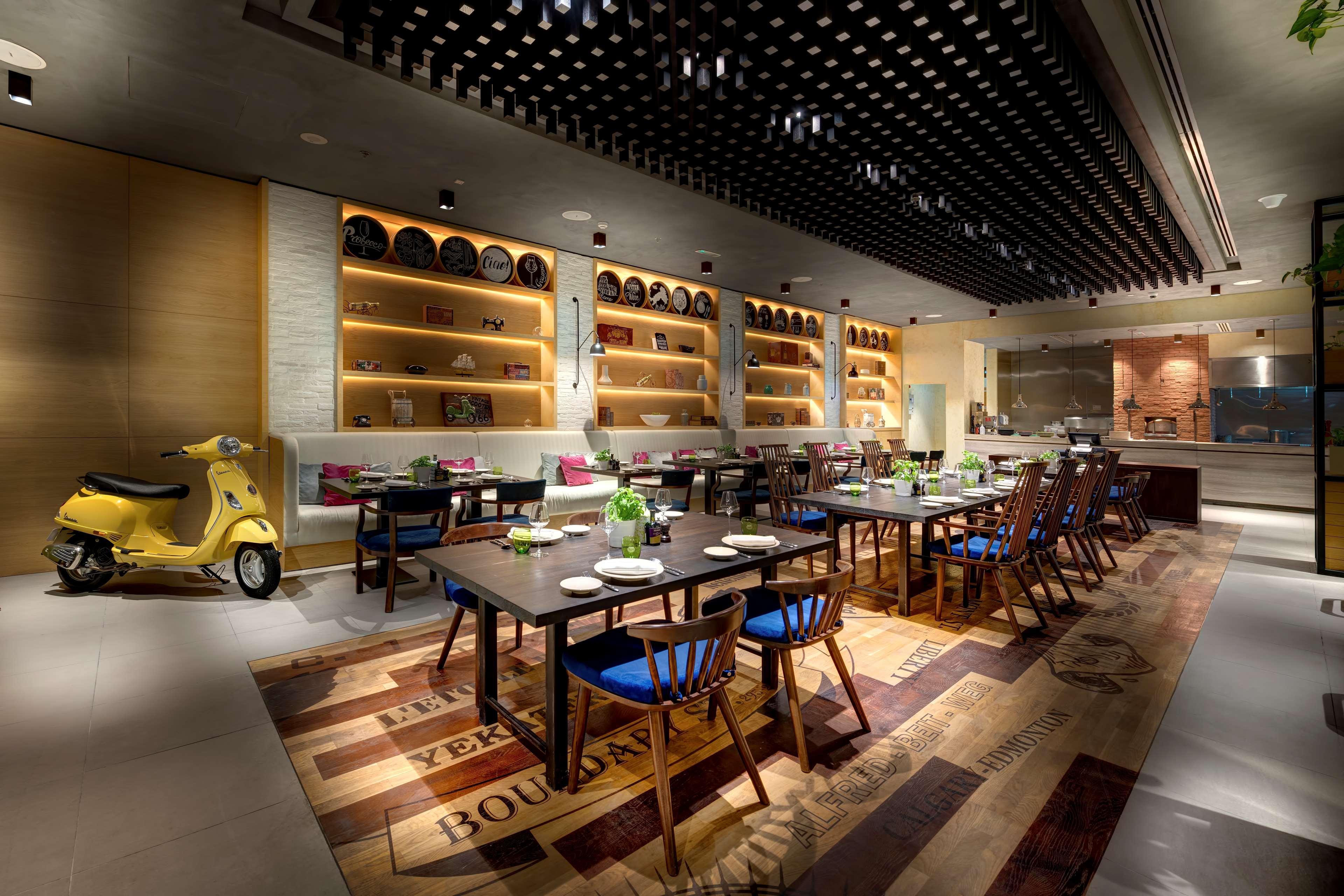 Radisson Blu Hotel, Ajman Exterior foto The interior of the restaurant