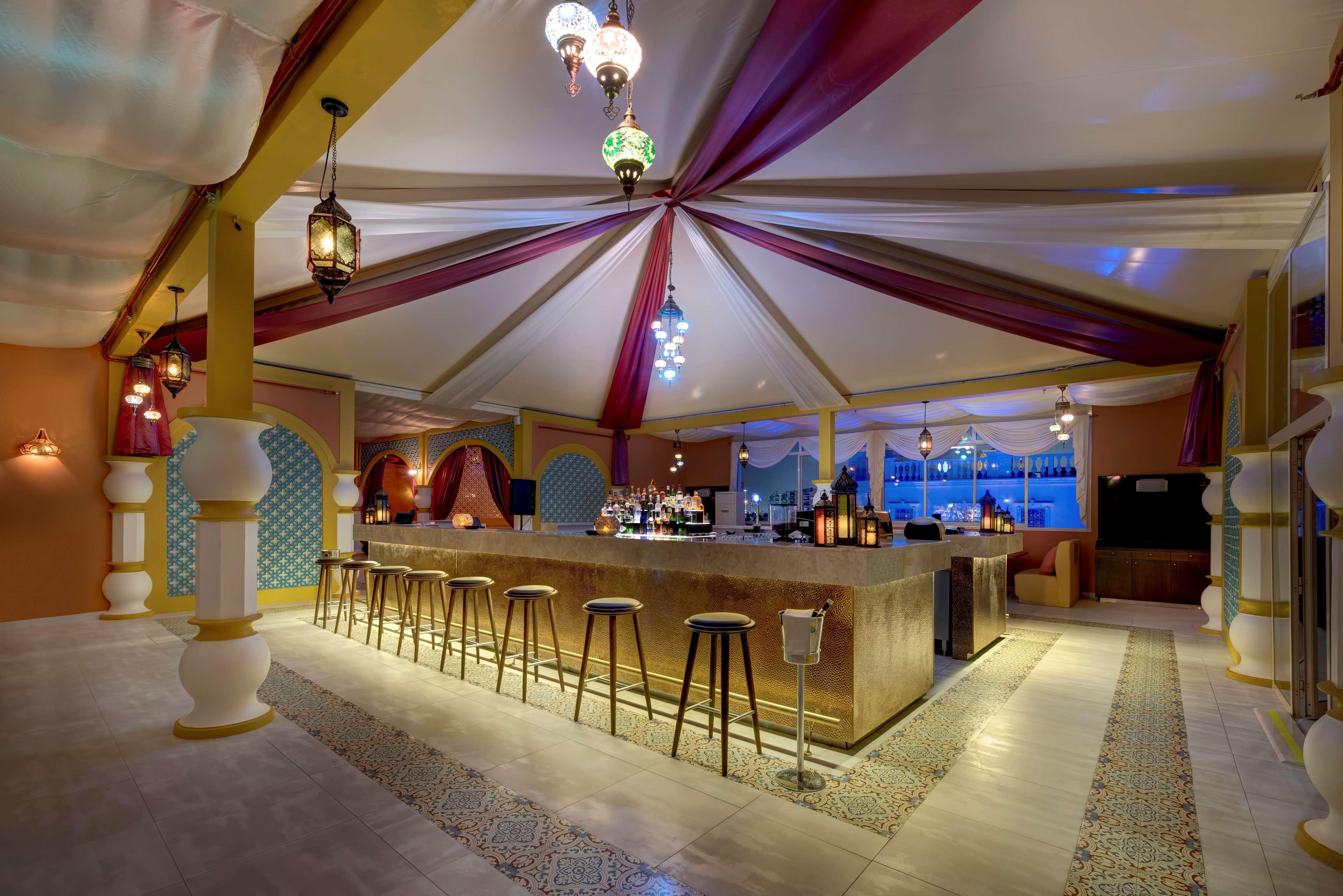 Radisson Blu Hotel, Ajman Exterior foto The bar at the hotel