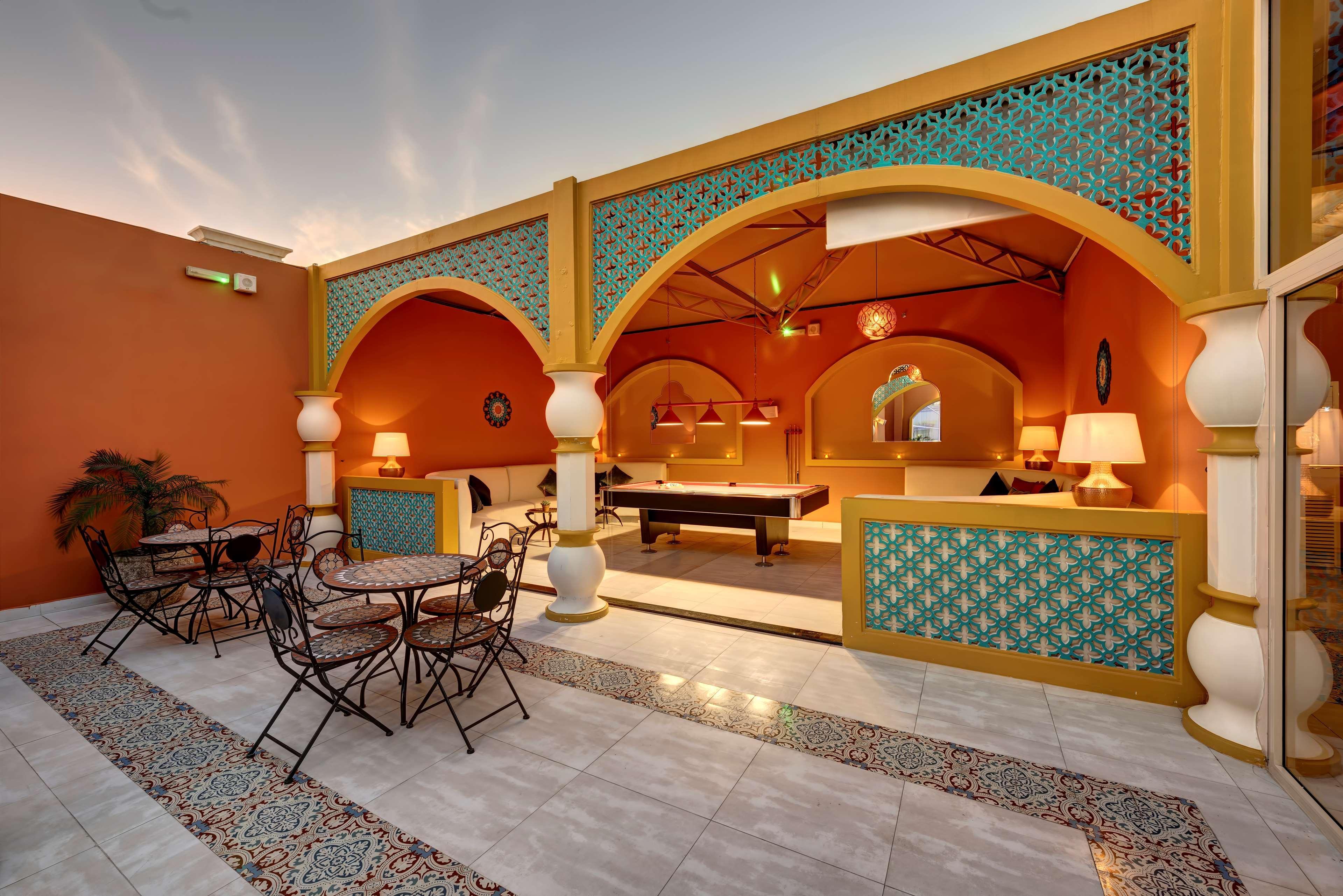Radisson Blu Hotel, Ajman Exterior foto The hotel's lobby