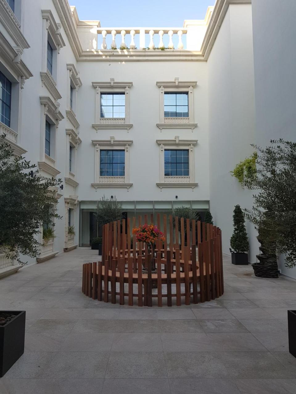 Radisson Blu Hotel, Ajman Exterior foto The courtyard of the museum
